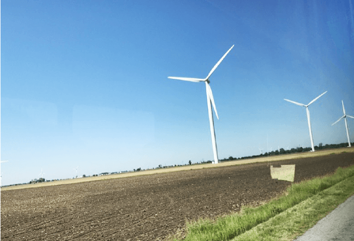 大豆畑に風力発電機を設置