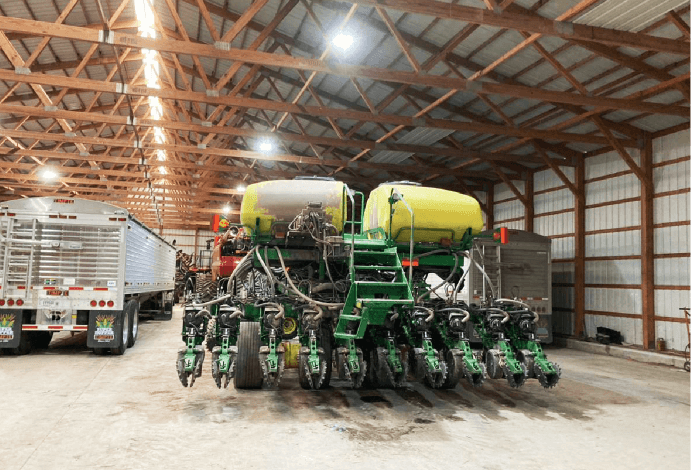 巨大な農業機械（播種用トラクター）