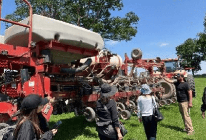 巨大な苗植え機